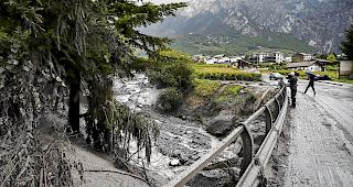 Die Auto-Tr&uuml;mmerteile wurden verstreut entlang der Losentse gefunden. (Archivbild)