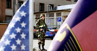 Ein wachhabender US-Soldat vor dem ehemaligen und inzwischen aufgel&ouml;sten europ&auml;ischen Hauptquartier der US-Streitkr&auml;ftte in den "Campbell Barracks" in Heidelberg. (Archivbild 2002)