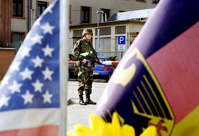 Ein wachhabender US-Soldat vor dem ehemaligen und inzwischen aufgelösten europäischen Hauptquartier der US-Streitkräftte in den "Campbell Barracks" in Heidelberg. (Archivbild 2002)