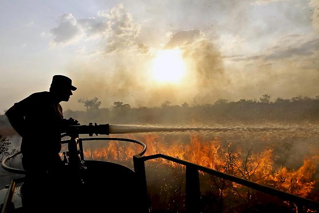 Ein Soldat versucht bei Bränden in Brasilien ein Feuer zu löschen. (Archivbild)