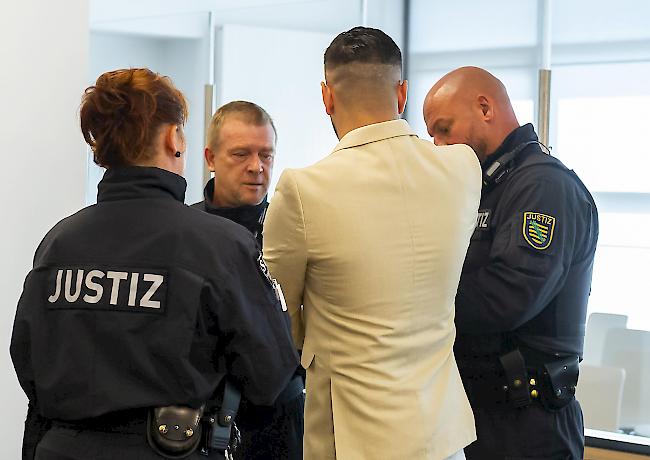 Alaa S. mit Justizbeamten am Donnerstag, dem letzten Prozesstag, im Landgericht Chemnitz.