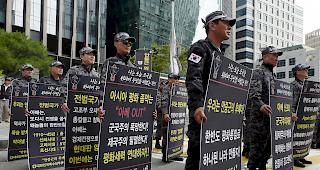 An einer Kundgebung in der N&auml;he der japanischen Botschaft in Seoul, S&uuml;dkorea protestieren am 17. August Angeh&ouml;rige ehemaliger Spezialeinheiten gegen die Entscheidung Japans S&uuml;dkorea von der &bdquo;wei&szlig;en Liste&ldquo; der L&auml;nder zu streichen, die von vereinfachten Handelsverfahren profitieren.