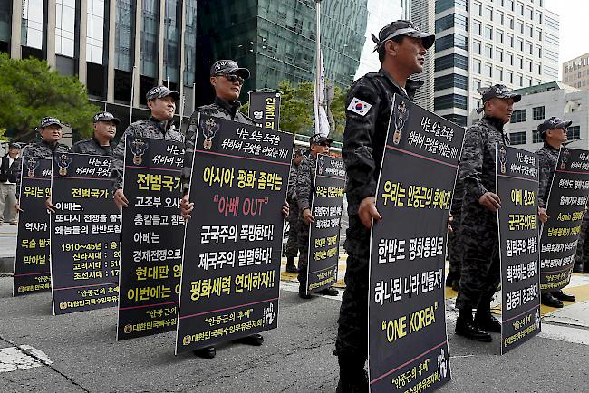 An einer Kundgebung in der Nähe der japanischen Botschaft in Seoul, Südkorea protestieren am 17. August Angehörige ehemaliger Spezialeinheiten gegen die Entscheidung Japans Südkorea von der „weißen Liste“ der Länder zu streichen, die von vereinfachten Handelsverfahren profitieren.