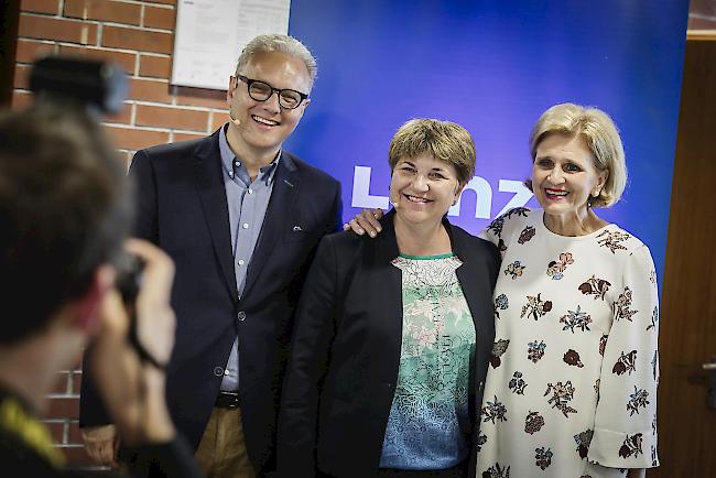 Heimspiel für Bundesrätin Viola Amerd, flankiert von Lonza-Werksleiter Renzo Cicillini und FDP-Frauen-Präsidentin Doris Fiala.