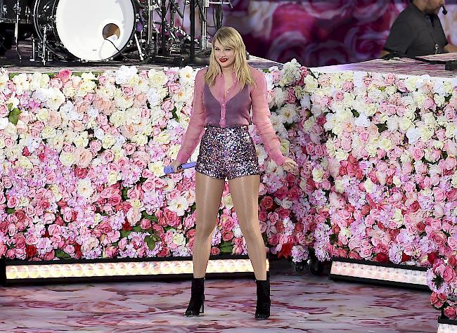 Nach dem Aufkauf von Swifts früherem Musiklabel durch den US-Musikmogul Scooter Braun - ein 300 Millionen Dollar-Deal - will die 29-Jährige nun ihre früheren Songs selbst kontrollieren.