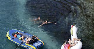 Menschen in Schlauchbotten k&uuml;hlen sich Anfang August in der Rhone in Genf ab.