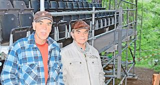 Engagiert. Dolf Grichting (links) verfasste den Text und f&uuml;hrt Regie, Bruno Grichting spielt mit und hilft an verschiedensten Fronten, damit &laquo;Der Gragg&raquo; zum packenden Theaterereignis wird.Foto wb