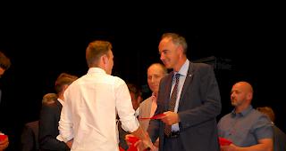 Der zust&auml;ndige Staatsrat Christophe Darbellay &uuml;berreichte Diplome sowohl in der Briger Simplonhalle... 