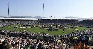 Wer wird wem im Schlussgang das S&auml;gemehl vom R&uuml;cken wischen und als Schwingerk&ouml;nig vom Platz gehen? Der Tag der Entscheidung am Eidgen&ouml;ssischen Schwingfestes in Zug hat am Sonntagmorgen mit dem Ausstich begonnen.