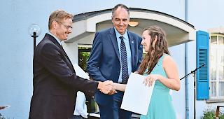 H&auml;ndesch&uuml;tteln. OMS-Direktor Olivier Mermod (links) und Staatsrat Christophe Darbellay &shy;gratulieren einer Maturandin zum Mittelschulabschluss.