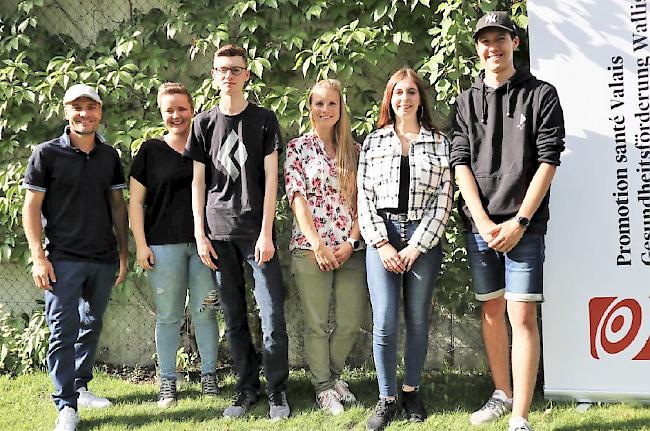 Preisübergabe im Oberwallis: Florian Walther, bisheriger Projektleiter von «ready4life» im Oberwallis, die neue Projektleiterin Patricia Schumacher sowie Bjarne Summermatter (3.Platz), Sabrina Hallenbarter (1. Platz), Luana Pizzardi (4.Platz) und Joel Sewer (2. Platz ).