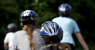 Durchschnittlich werden laut der BFU pro Jahr 300 Kinder als Radfahrer leicht verletzt. Deshalb soll der Velohelm f&uuml;r Kinder bis 14 Jahre obligatorisch werden. 