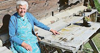 Katharina Abgottspon vor ihrer Alph&uuml;tte.