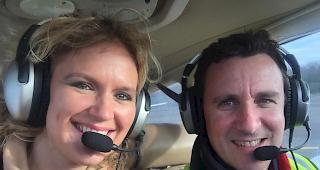 Jonathan Goldstein und seine Frau Hannah im Cockpit eines Kleinflugzeuges.