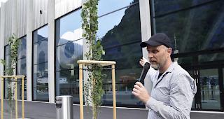 Urs Odermatt von der Arge Signaletik erkl&auml;rt, wie die Besucherlenkung in der neuen Lonza Arena funktioniert. 