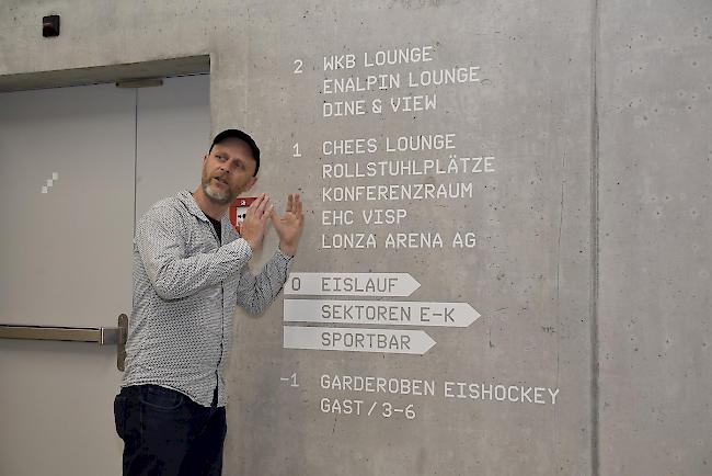Urs Odermatt von der Arge Signaletik erklärt, wie die Besucherlenkung in der neuen Lonza Arena funktioniert. 