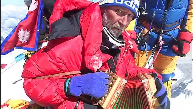Henry Willi spielt am 23. Mai 2019 auf dem Gipfel der 8848 Meter hohen Mount Everest Schwyzerörgeli.