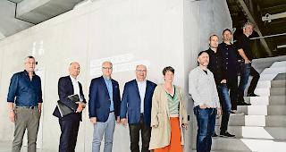 &Uuml;bersichtliche Signalisierung. Projektleiter Dietmar Mayer, Frutiger AG, Daniel Bellwald, VR-Pr&auml;sident Lonza Arena AG, Renzo Cicillini, Standortleiter Lonza Visp, Gemeindepr&auml;sident Niklaus Furger, Barbara Ehrbar und Urs Odermatt,  beide Arge Signaletik, Architekt Fabian V&ouml;geli, Nik Th&ouml;nen und Peter L&uuml;thi, beide Arge Signaletik (von links).
