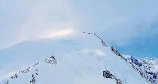Ungl&uuml;cksort. Auf dem Gebirgskamm der Pigne d&rsquo;Arolla (von links unten bis Mitte Bild) hatten die Alpinisten ihr Notbiwak aufgeschlagen.Foto zvg