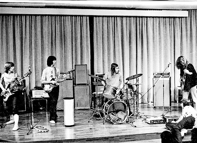 Plastic Creatures. Roland Derendinger, René Perren, Michel Frabetti und Wiliam Derendinger (von links) rocken 1970 das Briger Pfarreizentrum.
