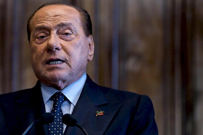 Schon während der Ehe sei Berlusconi seinen finanziellen Pflichten gegenüber seiner Frau nachgekommen, indem er ihr einen Immobilienbesitz von riesigem Wert überlassen habe, machten die Anwälte des Medienzaren geltend.