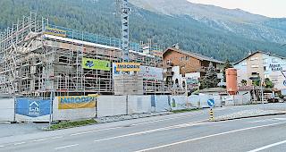 Standort. Die neue Migros-Filiale in T&auml;sch kommt in einem sich in Bau befindenden Mehrfamilienhaus mit Eigentumswohnungen zu stehen.Foto wb