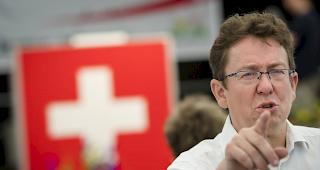 Parteipr&auml;sident Albert R&ouml;sti kritisiert die Berichterstattung rund um das SVP-Wahlplakat mit den wurmstichigen &Auml;pfeln.