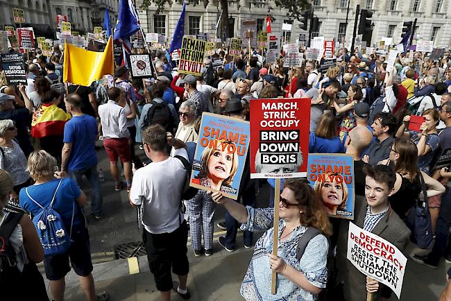 Proteste gegen Johnsons Entscheidung, das Parlament wenige Wochen vor dem geplanten EU-Austritt am 31. Oktober für einen Monat zu suspendieren.