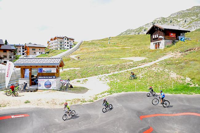 <b>Bike Park Aletsch.</b> Im Vordergrund der Pumptrack, im Hintergrund der Kids-Trail.