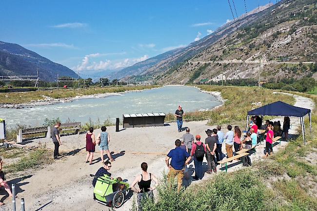 An ihrem Aktionsstand weibelten die Mitglieder des Fliegenfischerverbandes Oberwallis für bessere Fliessgewässer.