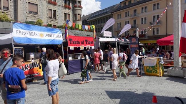 Am Freitag und Samstag kann man in Brig zahlreiche Köstlichkeiten aus aller Welt probieren.