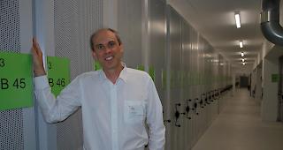 Staatsarchivar Alain Dubois vor den langen unterirdischen G&auml;ngen des neuen Staatsarchivs.