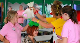 Das abwechslungsreiche Programm am &laquo;Zuckerpuppa-F&auml;scht&raquo; beinhaltete unter anderem Musik, Motorr&auml;der,
Spielger&auml;te, Zauberer, einen Clown, H&uuml;pfburgen und die beliebten Cupcakes.