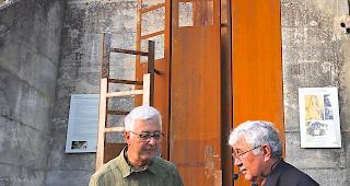 Der K&uuml;nstler Marcel Hischier (links) wird von Gemeindepr&auml;sident Beat Jost &uuml;ber die Entstehung und den tieferen Sinn seiner Skulptur befragt.