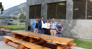 Die Direktion der MGBahn &uuml;bergibt eine Spende an Mitm&auml;nsch Oberwallis (v.l.): Ruth Furrer-Sterren, Fernando Lehner, Nicole Ruppen, Daniel Abgottspon und Evelyne Gr&uuml;nwald.