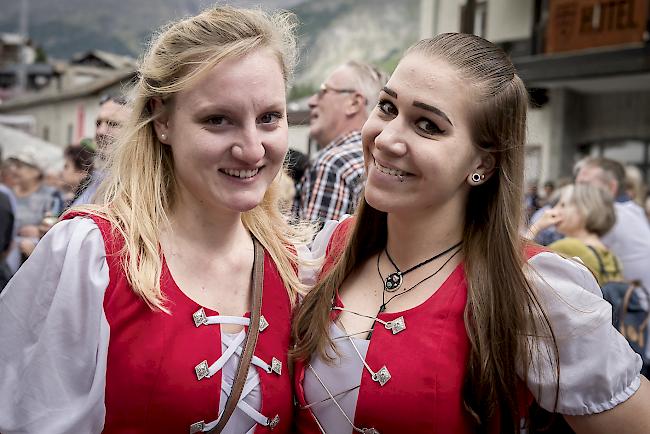 Florence Hischier (23) und Nina Hostettler (25), Saas-Fee.