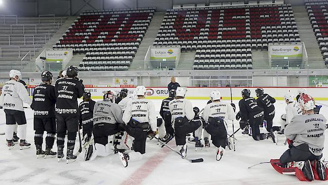 <b>Premiere.</b> Der EHC Visp beim ersten Training in der neuen Lonza Arena.