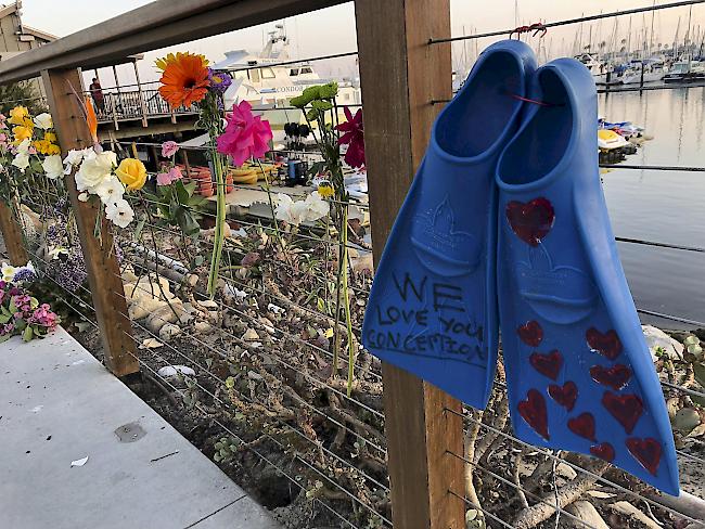 Ein Paar Flossen und Blumen wurden im Hafen von Santa Barbara, Kalifornien, angebracht.