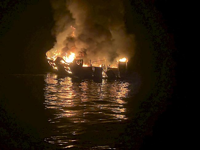 Feuerwehrleute bekämpfen am Montag einen Bootsbrand vor der Küste Südkaliforniens.