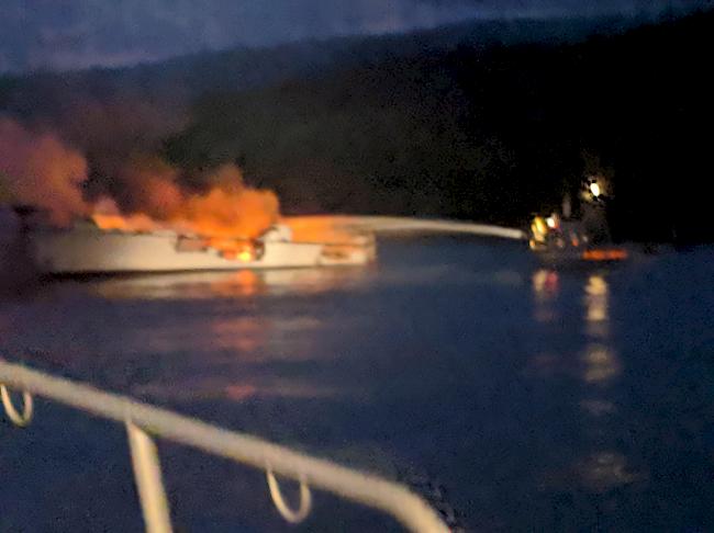 Feuerwehrleute bekämpfen am Montag einen Bootsbrand vor der Küste Südkaliforniens.