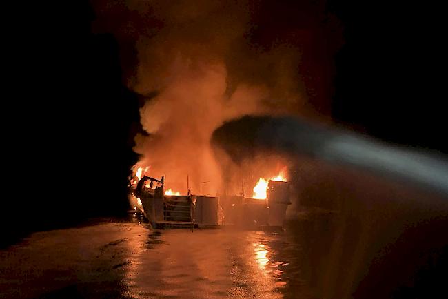 Feuerwehrleute bekämpfen am Montag einen Bootsbrand vor der Küste Südkaliforniens.