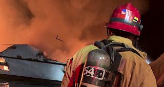 Feuerwehrleute bek&auml;mpfen am Montag einen Bootsbrand vor der K&uuml;ste S&uuml;dkaliforniens.