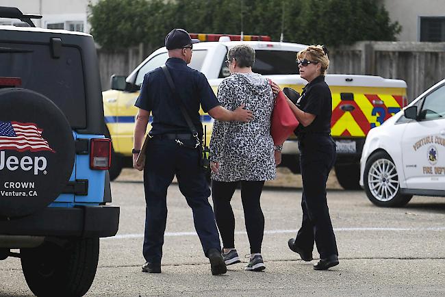 Eine Frau wird von einem Mitglied der Feuerwehr von Ventura County auf den Kanalinseln der US-Küstenwache in Oxnard, Kalifornien, getröstet.