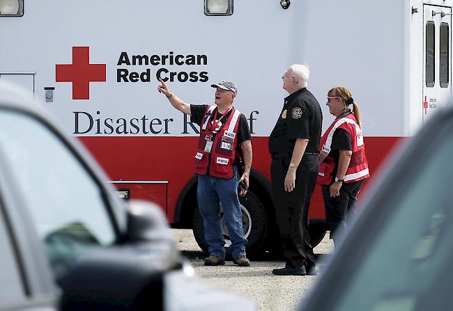 Mitglieder des amerikanischen Roten Kreuzes erreichen die Kanalinseln der US-Küstenwache in Oxnard, Kalifornien.