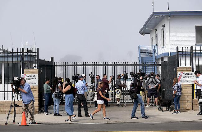 Medienvertreter warten vor den Kanalinseln der US-Küstenwache in Oxnard, Kalifornien.