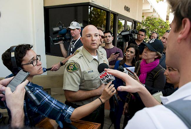 Eric Raney, Leiter der Abteilung für öffentliche Informationen, beantwortet Fragen der Medien vor dem Hauptquartier des Sheriffs des Bezirks Santa Barbara.