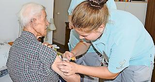 Eine typische Lernsituation im &laquo;Englischgruss&raquo;: Unter den Fittichen der Praxisbildnerin lernt die Auszubildende beim Bewohner eine Spritze zu setzen.