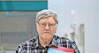 <b>Druckfrisch.</b> Autor Ignaz Bellwald mit dem allerersten Exemplar &laquo;Die Walser Auswanderungen aus dem L&ouml;tschental&raquo;.