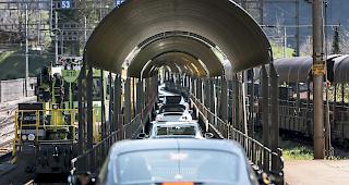 Ein Zug des Autoverlads musste r&uuml;ckw&auml;rts aus dem Tunnel hinaus fahren. Der L&ouml;tschberg-Scheiteltunnel blieb bis kurz nach 20 Uhr gesperrt.