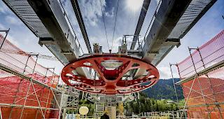 Am Mittwoch erfolgte die Anlieferung des 67 Tonnen schweren F&ouml;rderseils f&uuml;r die neue Gondelbahn Fiesch-Fiescheralp. (Archivbild)